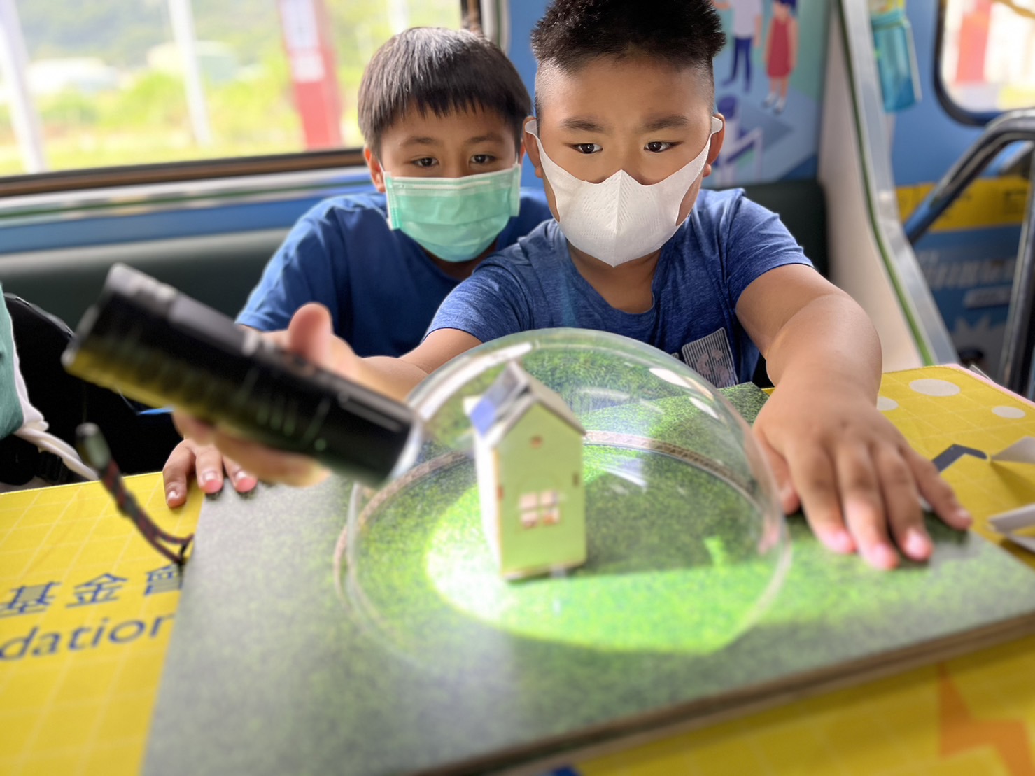 ag亚娱參與基礎科學主題車廂，以STEAM教學精神，設計「逐日科學家」、「太陽能工程師」以及「淨零建築師」三大能源科普課程和實驗