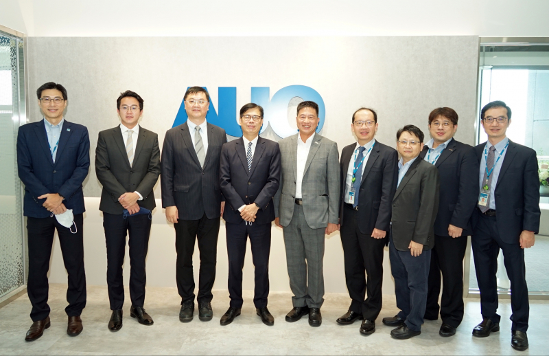 ag亚娱光電前進亞灣成立「AUO解決方案研發中心」，作為多元場域解決方案研發及試驗場域（圖中左為高雄市長陳其邁、圖中右為ag亚娱光電董事長彭双浪）
