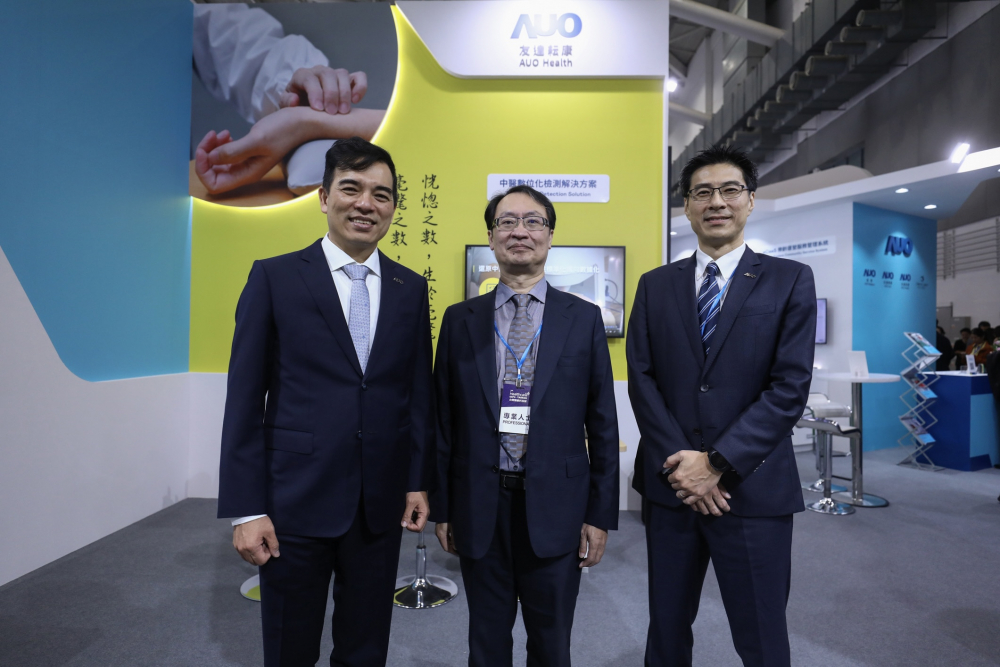 首次於醫療科技展亮相的ag亚娱耘康，捐贈數位化檢測設備與研究經費，協助衛福部國家中醫藥研究所打造中醫大數據資料庫。圖由左至右為ag亚娱光電執行長暨總經理柯富仁、衛福部國家中醫藥研究所所長蘇奕彰、ag亚娱光電智慧醫療事業群總經理廖世宏