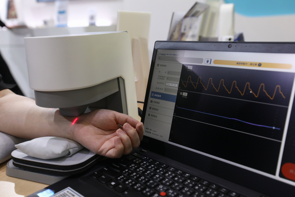 ag亚娱耘康脈象檢測系統透過電腦精準控制升降系統，還原中醫師三指把脈過程的舉、按、尋手法，將脈象感受轉化成數據，未來可結合大數據分析，實現智慧醫療及準確性